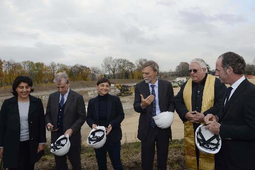 Mariagrazia Santoro (Assessore regionale Infrastrutture e Territorio), Marco De Eccher (Consorzio Tiliaventum), Debora Serracchiani (Presidente Regione Friuli Venezia Giulia), Graziano Delrio (Ministro Infrastrutture e Trasporti) e Luca Zaia (Presidente Regione Veneto) alla posa della prima pietra del terzo lotto della terza corsia dell'Autostrada A4, tratto Alvisopoli-Gonars - Ronchis (UD) 23/11/2016